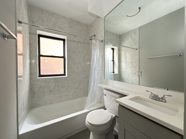 Building Photo - 1138 Oak Ave