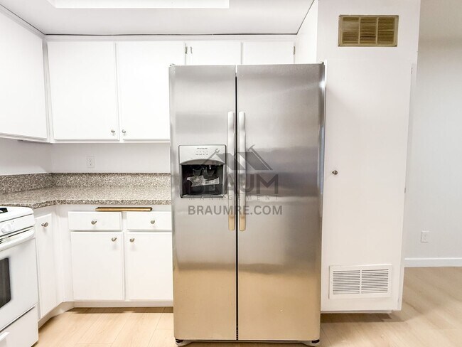 Building Photo - 5245 Riverton Ave