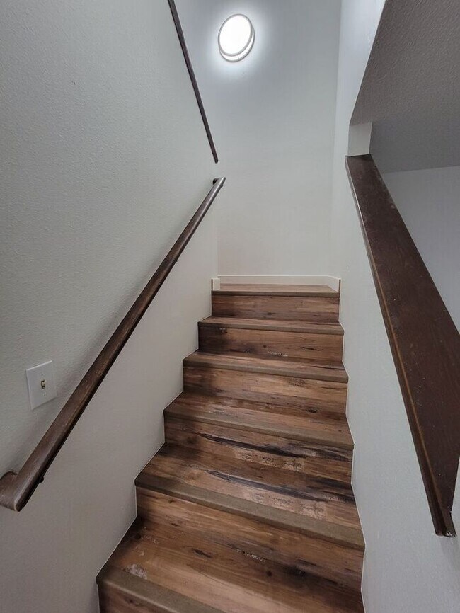 Building Photo - AVAILABLE NOW West Olympia 2bdr 1.5bath Townhome w/ garage & parking