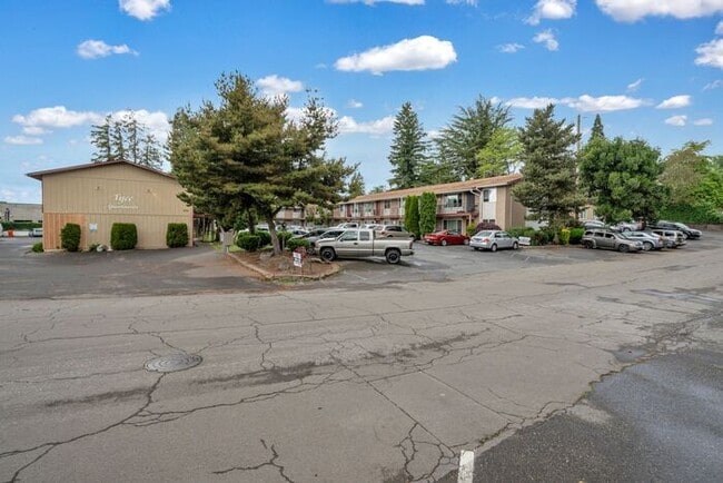 Building Photo - Look no Further, Tyee offers a SUPER 2bed/1bath! Call now for details and a showing!