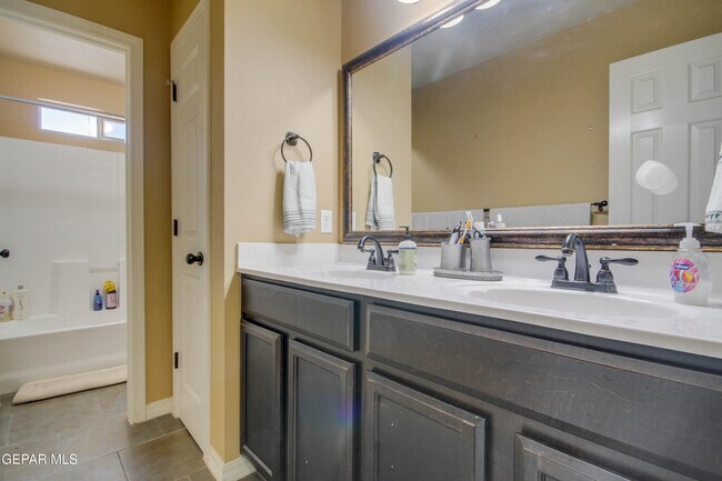 Building Photo - 14600 Christian Castle