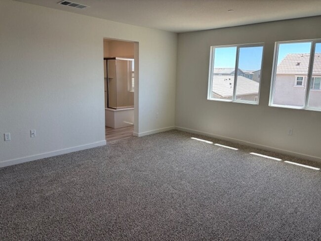 Building Photo - Newer DR Horton Smart Home with 5 Bedrooms and Bonus Loft