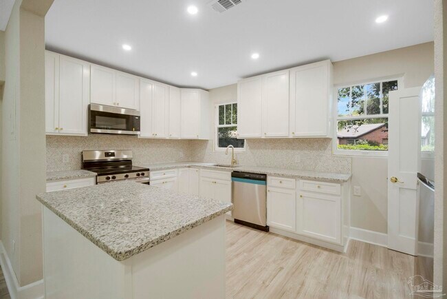 Building Photo - 1322 Wisteria Ave