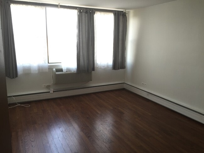 Building Photo - 5740 N Sheridan Rd