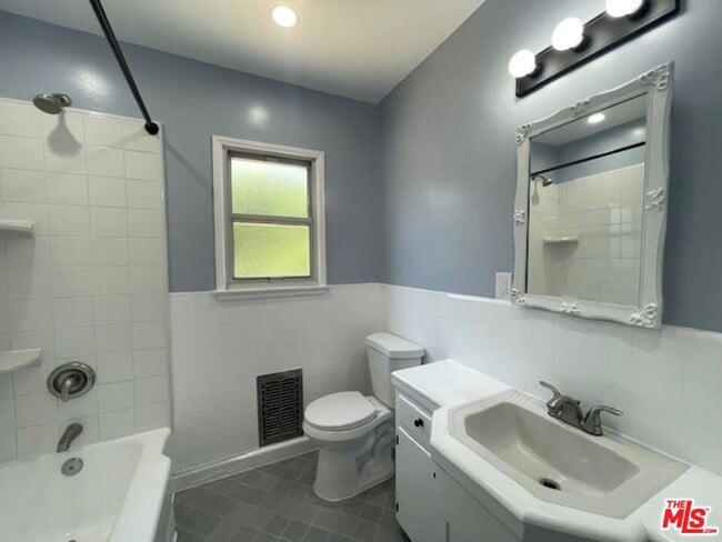 Building Photo - 7330 W 89th St