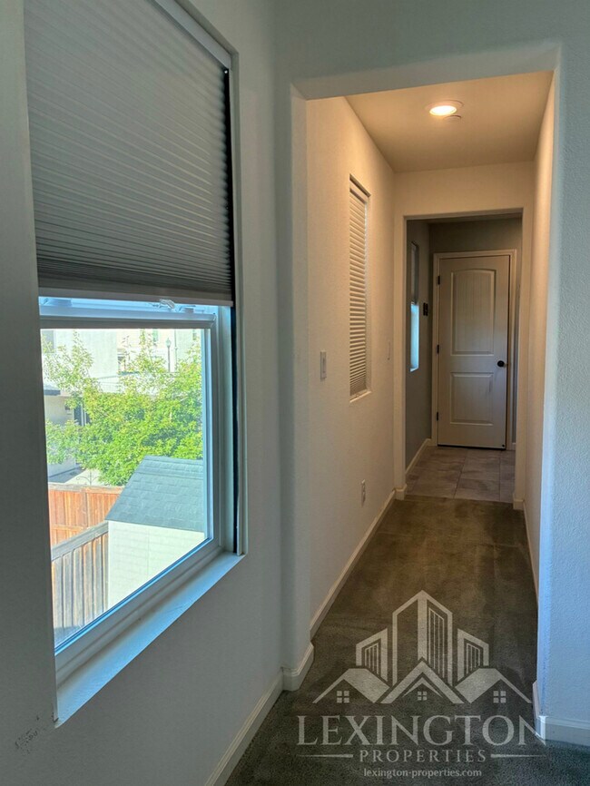 Building Photo - Elegant, 3BD/2.5BA, Sacramento Home in Nat...