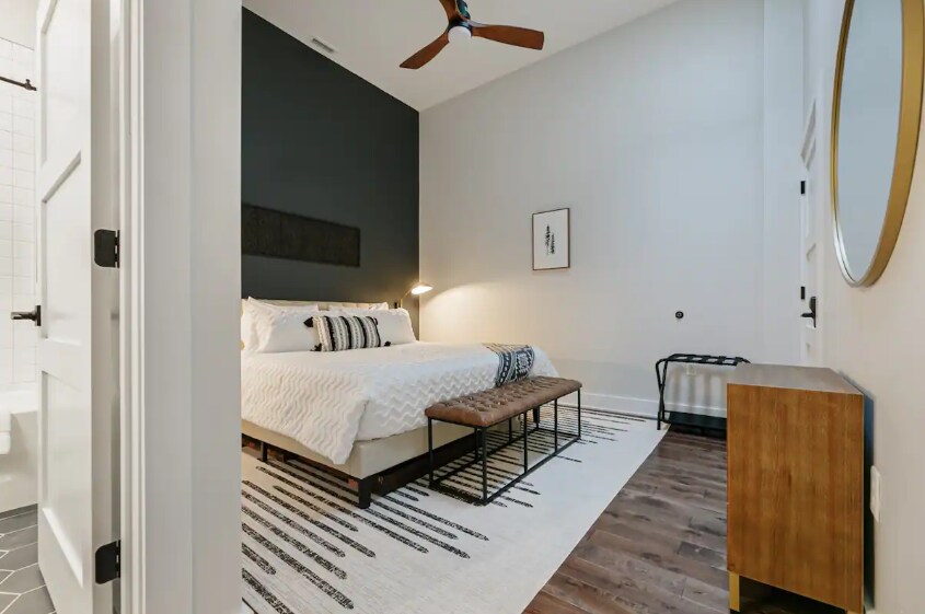 Building Photo - 122 College St