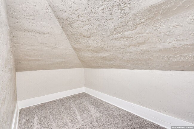 Building Photo - 1350 Manitowoc Rd