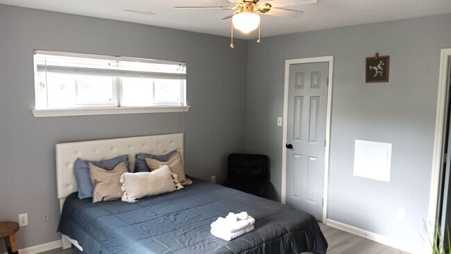 Building Photo - Furnished Two-Bedroom, Two-Bath Townhome i...
