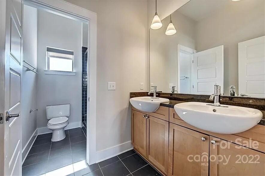 Building Photo - 911 E 8th St