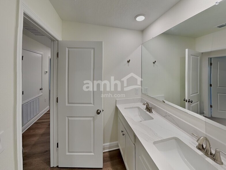 Building Photo - 5952 Sycamore Pl St