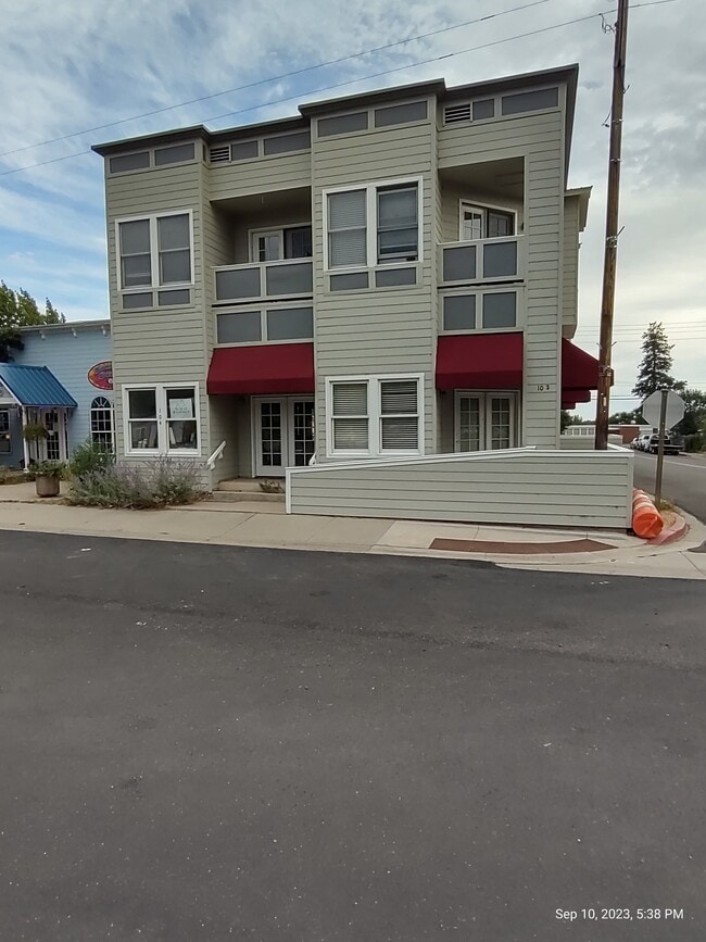 Building Photo - 104 E Mill St