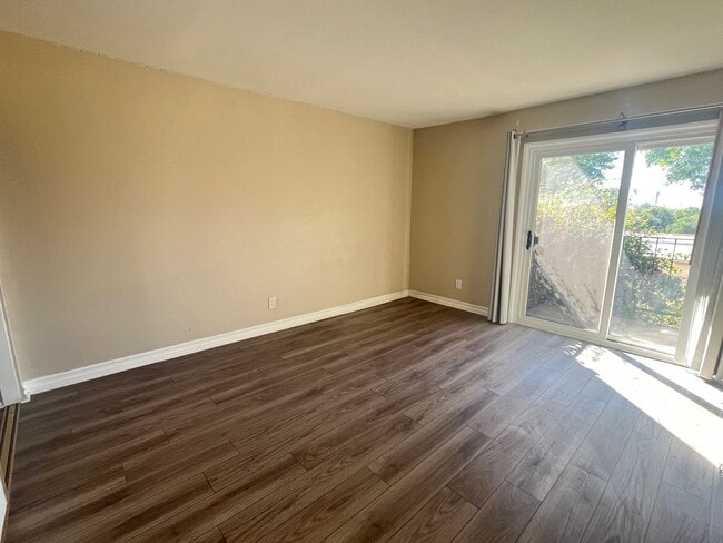 Building Photo - Spacious 3 Bedroom, 2.5 Bath Condo in a Be...