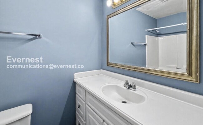 Building Photo - 3 Bed, 2 Bath Home with Garage / Available Now!