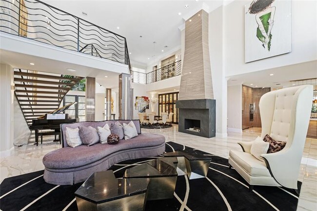 Building Photo - 2307 N Riverside Dr