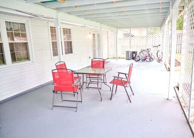 Building Photo - Spacious 4BR/2BA Furnished Home w/ Utilities, Mini Gym & Large Fenced Yard – Pinefield, Waldorf MD