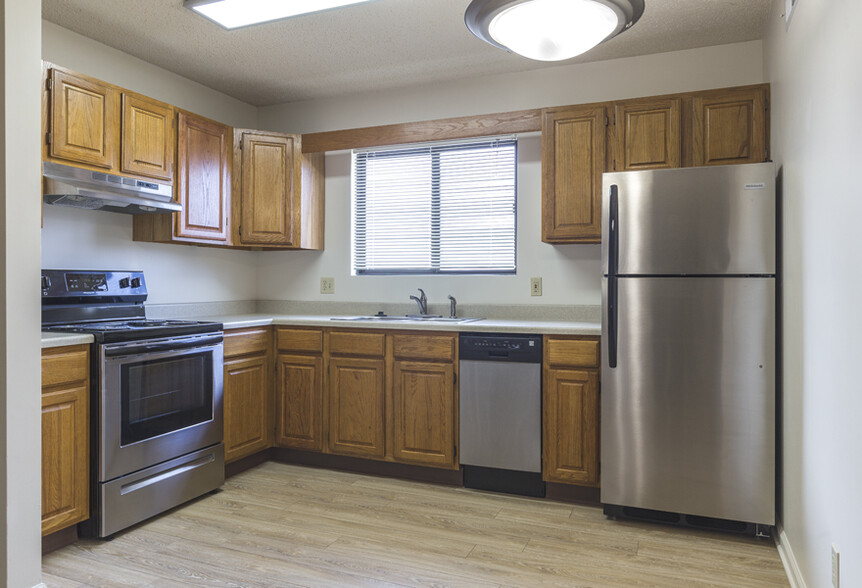 Primary Photo - Longview Oaks Apartments