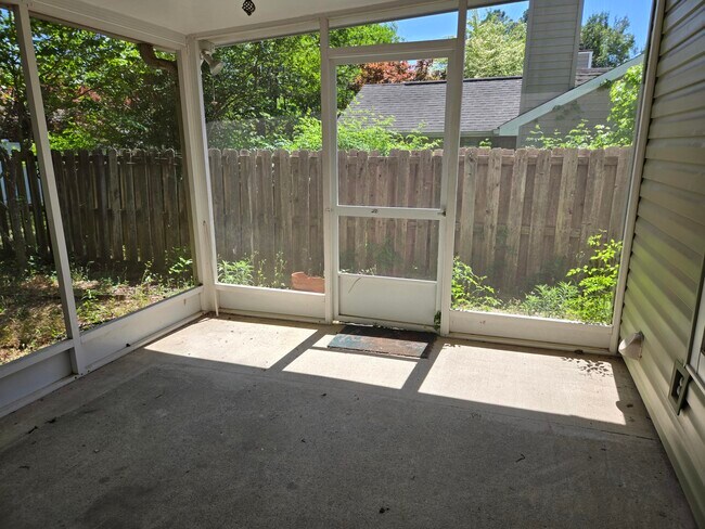 Building Photo - 107 Raintree Ct