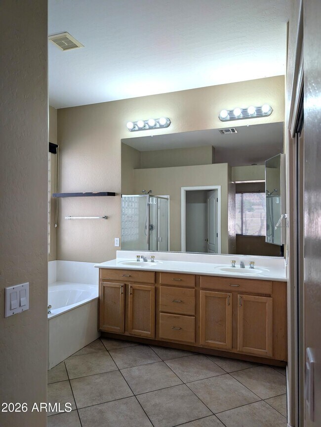 Building Photo - 2224 E Detroit St