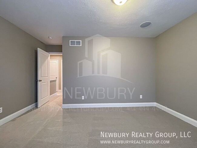 Building Photo - 2 Bedroom, 2.5 Bath Townhome - Discover th...