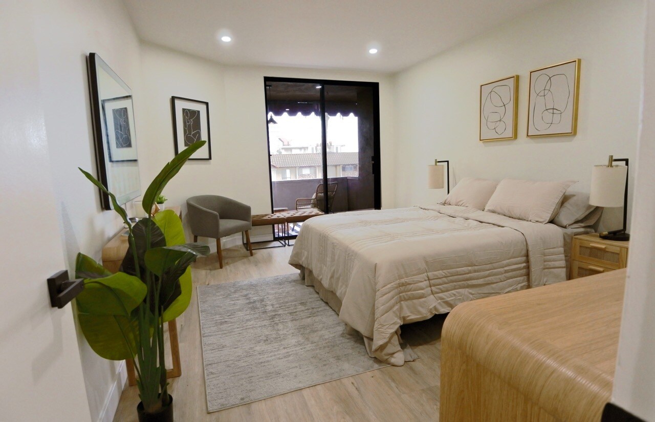 Building Photo - 1745 Camino Palmero St