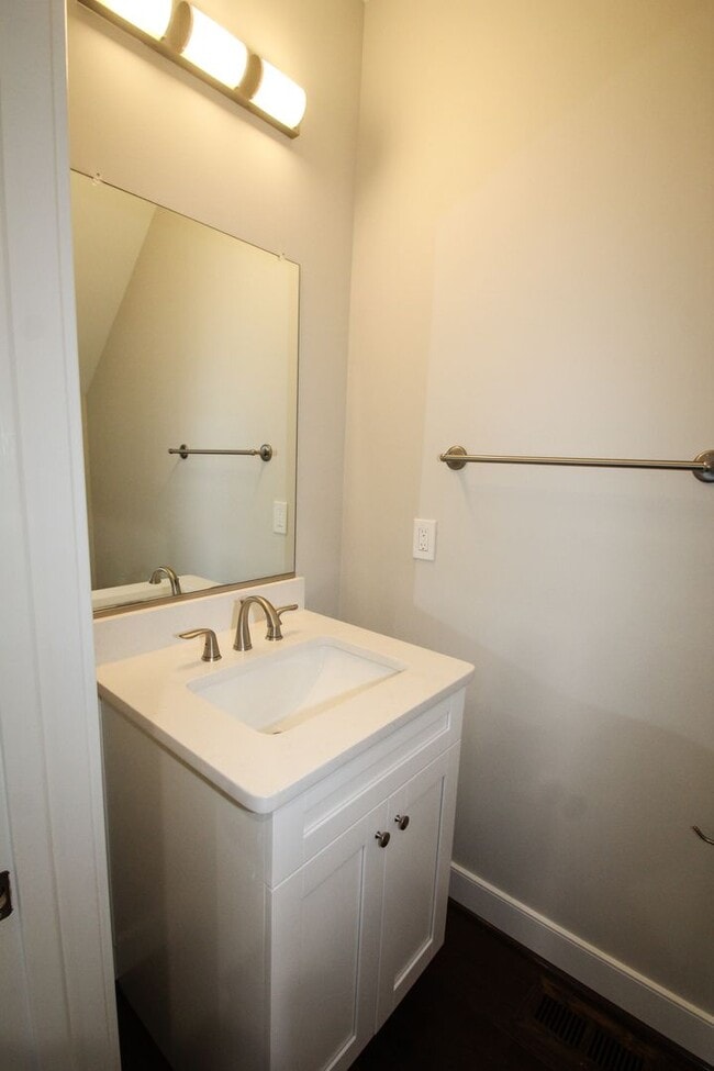 Building Photo - 1505 W Cary St