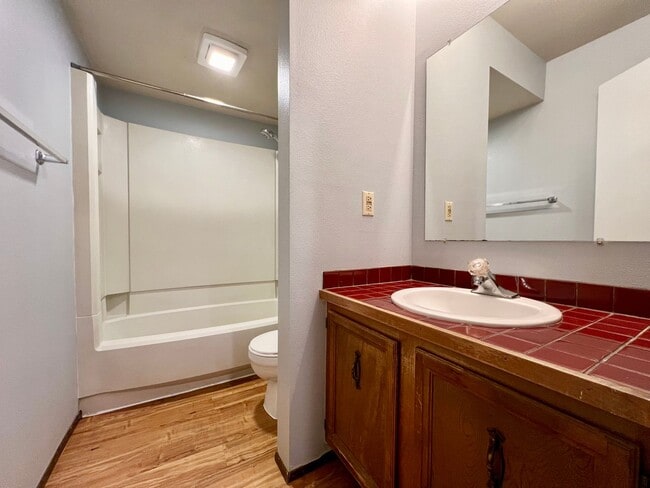 Building Photo - Beautiful 2 Bed, 2 Bath Townhome with Community Pool, Gym & Clubhouse!