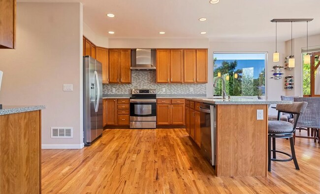 Building Photo - Huge room in a large shared home, private ...