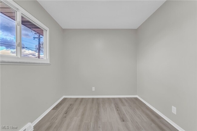 Building Photo - 1392 E 263rd St