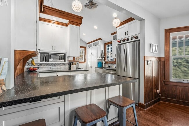 Building Photo - Charming 2-Bedroom Home for Rent in the He...