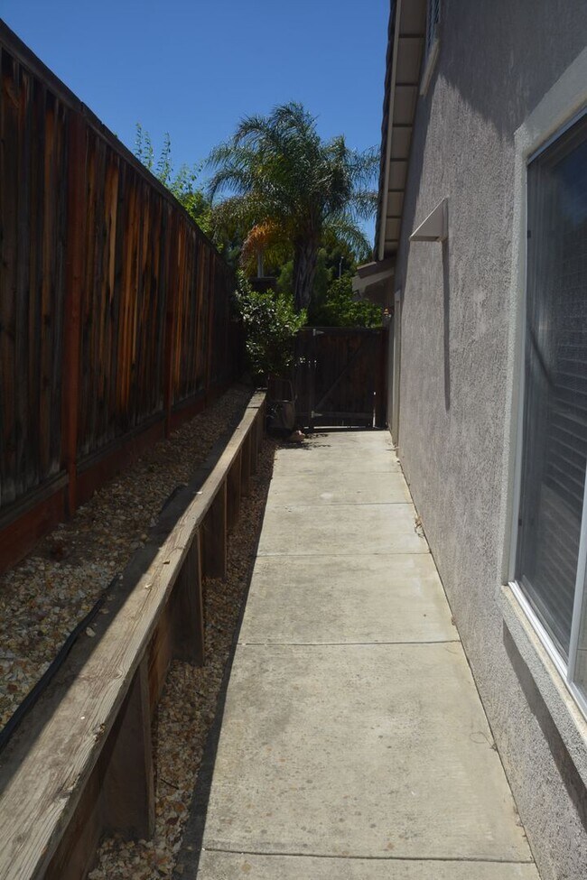 Building Photo - 5163 Tehachapi Way