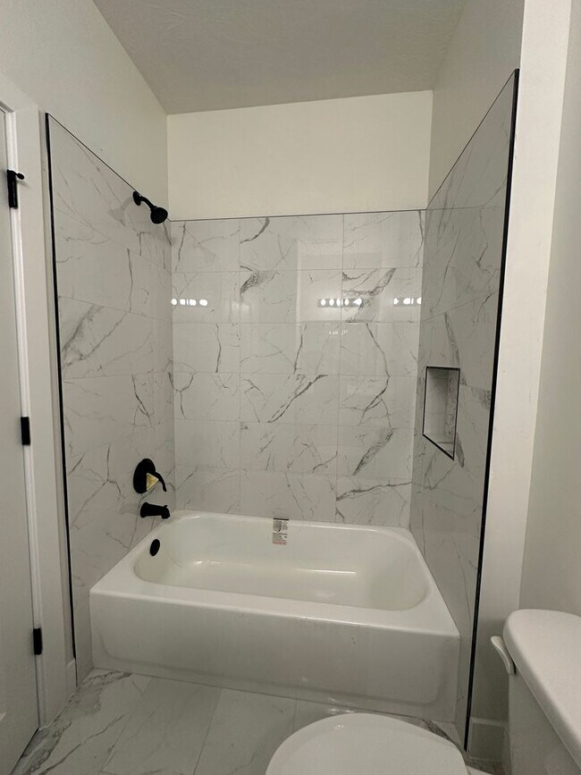 Building Photo - Brand New Townhome