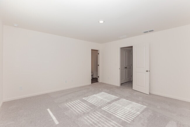 Building Photo - Fantastic 3bd/2.5ba home! Coming soon!