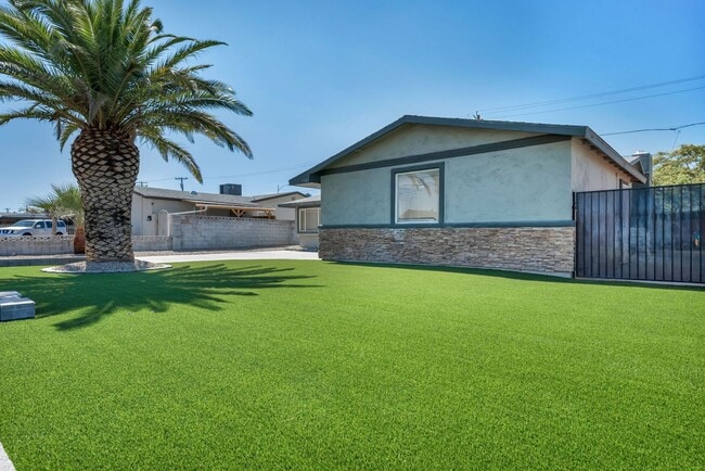 Building Photo - Spacious Furnished 5 Bed / 2 Bath Single Family Home with Private Pool in Las Vegas