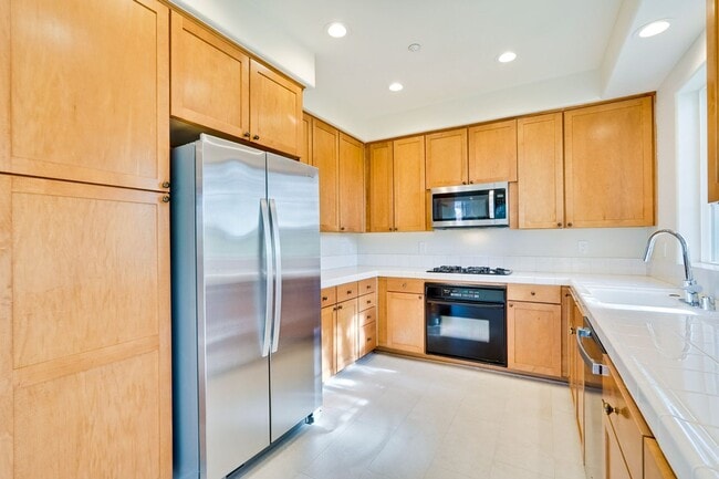 Building Photo - Beautiful 2 Bed 2 Bath End Unit Townhome in Communication Hills!