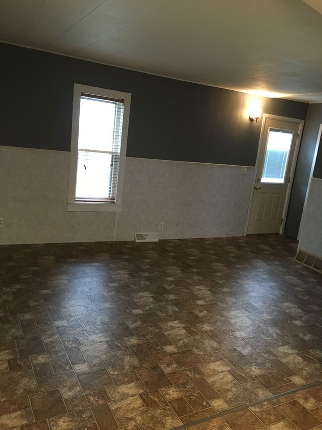 Building Photo - 3 Bed 1 Bath with Double Stall Garage
