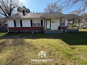 Building Photo - Charming 3BR Home in 38117- Hardwood Floors & Fenced Backyard