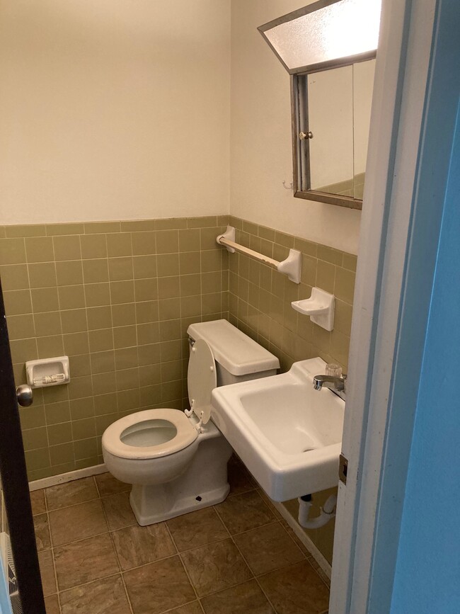 Building Photo - 27 Holly Dr