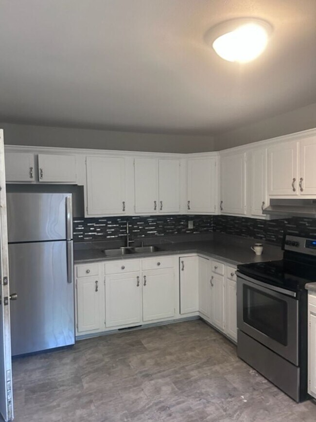 Building Photo - $500 off move in Special - 3 bedroom home