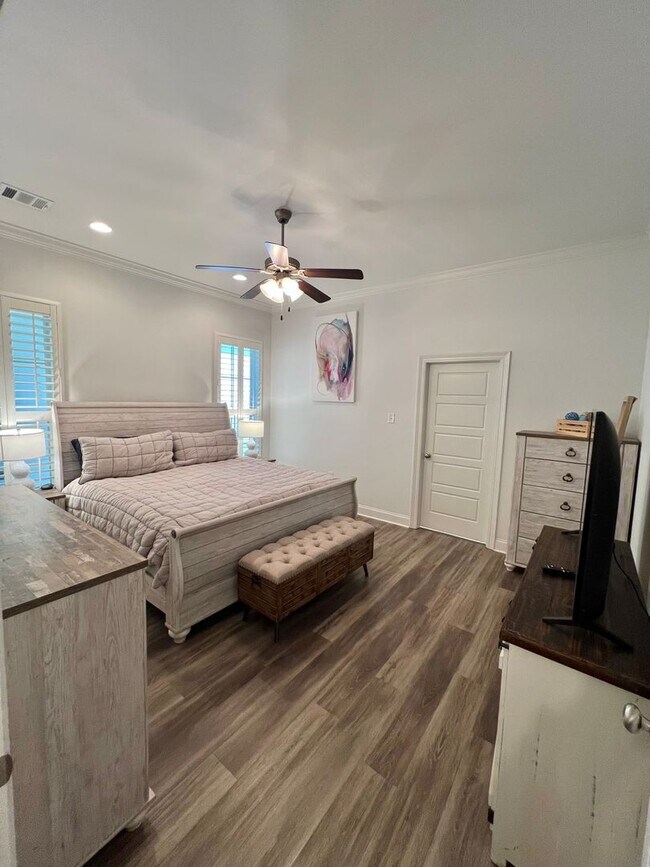 Building Photo - SPACIOUS 3 BEDROOM HOME WITH ALL UTILITIES INCLUDED