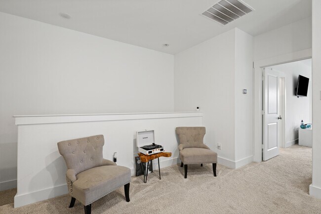 Building Photo - 1013 Carnation Dr