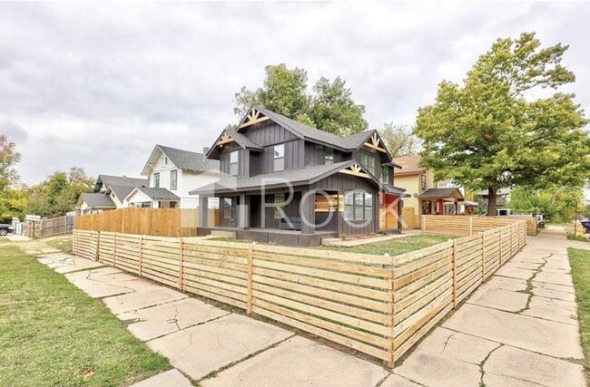 Building Photo - 4 Bedroom Home with 2.5 Bathrooms on a Corner Lot near Plaza District