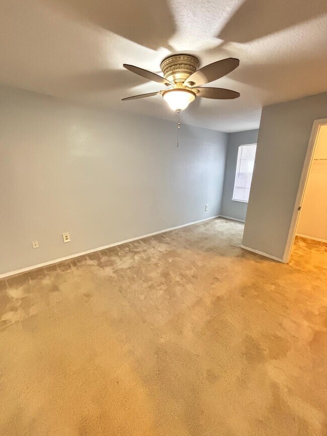 Building Photo - 1613 Columbia Arms Cir