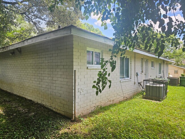 Building Photo - 2/1 Duplex Near Hank Aaron Dr - Housing Vo...
