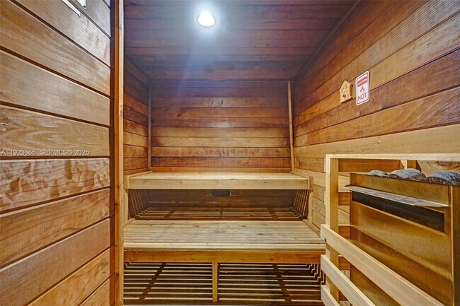 Building Photo - 10101 Collins Ave