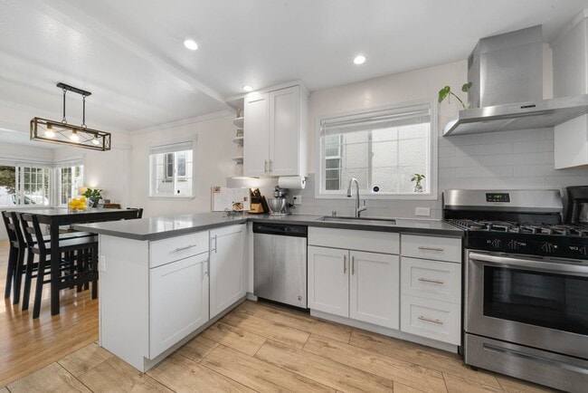 Building Photo - Charming Home In NE Richmond!