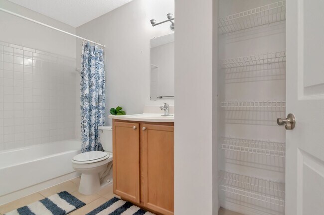 Building Photo - Ground Floor 1 BR + Den in Brandon with Resort Amenities