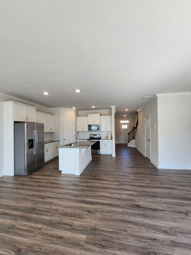 Building Photo - **6 Month Lease** Hendersonville Rental!