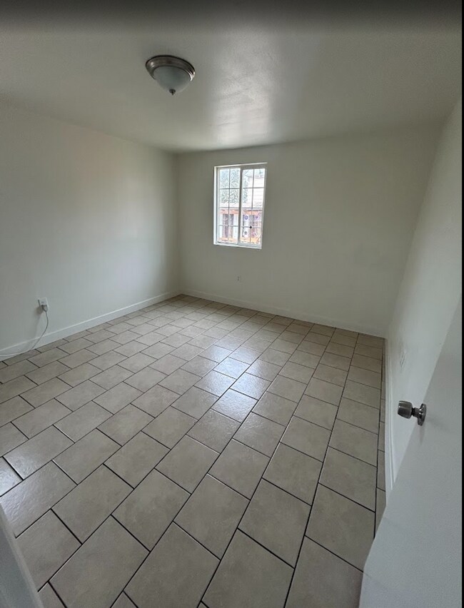 Building Photo - 1004- 06