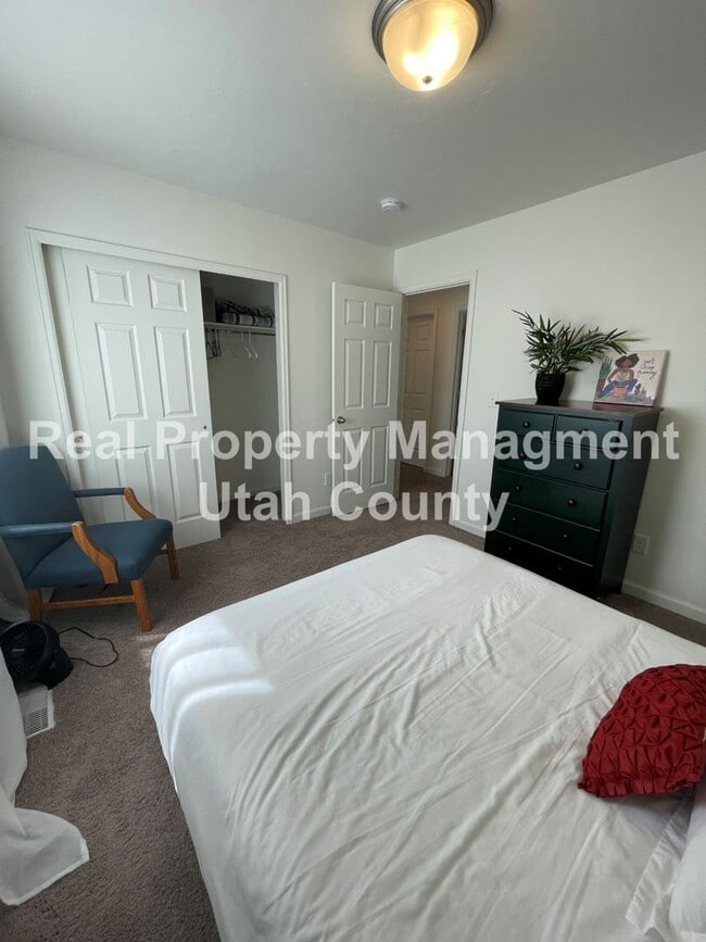 Building Photo - Beautiful Townhome in Pleasant Grove